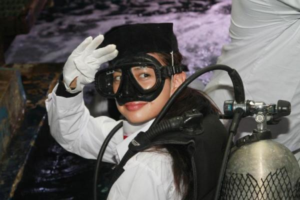 Artis sinetron Aurelie Moeremans ikut memeriahkan perayaan 17 Agustus dan berkesempatan menjadi tim paskibra di akuariun Sea World Ancol Jakarta utara 