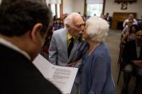 Ciuman Mesra Kakek Nenek Ini Bikin Iri