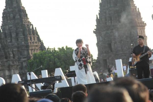 Penyanyi Yura Yunita mengaku senang dapat kembali tampil di Prambanan Jazz Festival 2017 untuk kedua kalinya