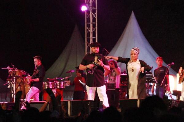 Penampilan The Groove di malam pertama pertama perhelatan Prambanan Jazz Festival 2017 berhasil membuat ribuan penonton terpukau.