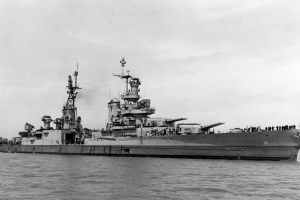 USS Indianapolis tenggelam pada 30 Juli 1945 setelah terkena hantaman terpedo angkatan laut Jepang.