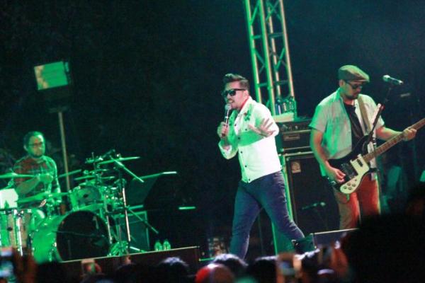 Grup band Naif menjadi salah satu bintang tamu di hari kedua Prambanan Jazz Festival 2017 yang dihelat oleh IndieHome dan Rajawali Indonesia Communication di Candi Prambanan Yogyakarta