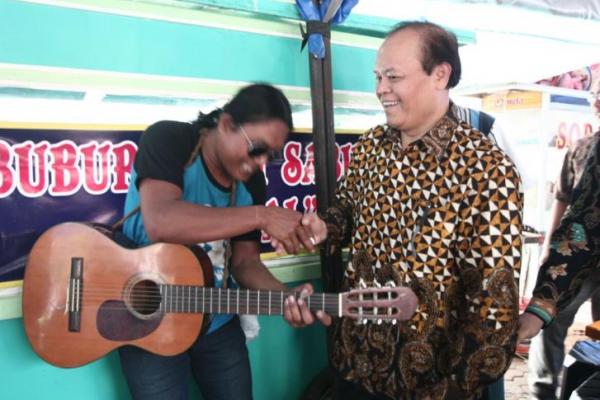 Tanpa rasa sungkan, Hidayat berbaur dengan masyarakat Lampung yang baru saja melaksanakan olah raga.