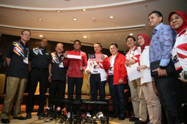 Menurut Menpora Malaysia, pihaknya akan mengantarkan kembali buku-buku baru yang sudah dicetak kepada para tamu kehormatan seperti perwakilan pemerintah se-ASEAN sebagai buku pengganti.