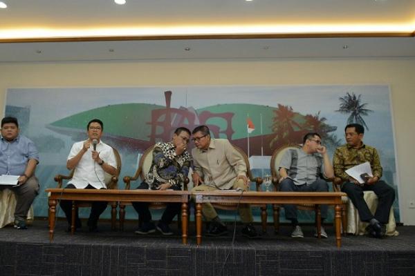 Pansus Hak Angket Komisi Pemberantasan Korupsi (KPK) diminta agar tidak membebani pemerintah khususnya Presiden Jokowi.