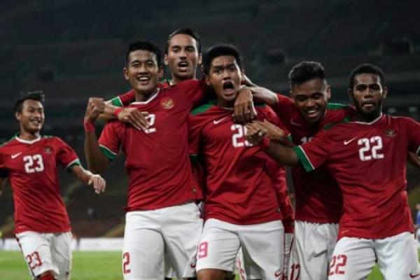 Satria Tama, penjaga gawang yang tampil gemilang hingga pertandingan keempat timnas, harus ditandu keluar karena cedera di menit ke-67.