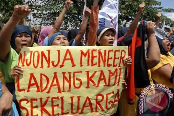 Total karyawan PT Nyonya Meneer yang menuntut pembayaran hak-haknya mencapai 1.104 orang.