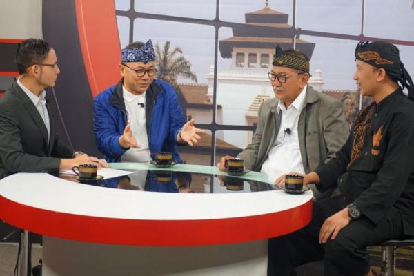 Gelar ini diberikan karena Zulkifli Hasan dianggap sebagai sosok yang peduli pada budaya dan kesenian Jawa Barat.