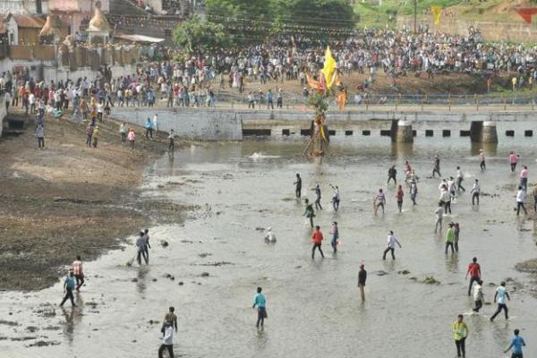 Peristiwa itu terjadi di Kabupaten Chhindwara, sekitar 263 kilometer di sebelah barat-daya Bhopal, Ibu Kota Negara Bagian Madhya Pradesh.