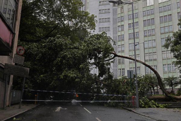 Menurut perkiraan Observatorium Hong Kong, permukaan air laut di perkampungan itu sekitar 3,9 meter di atas level normal.