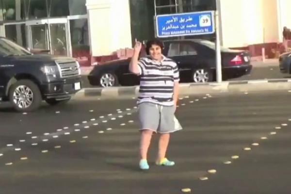 Seorang remaja yang menjadi viral di media sosial setelah berjoged di tengah jalan