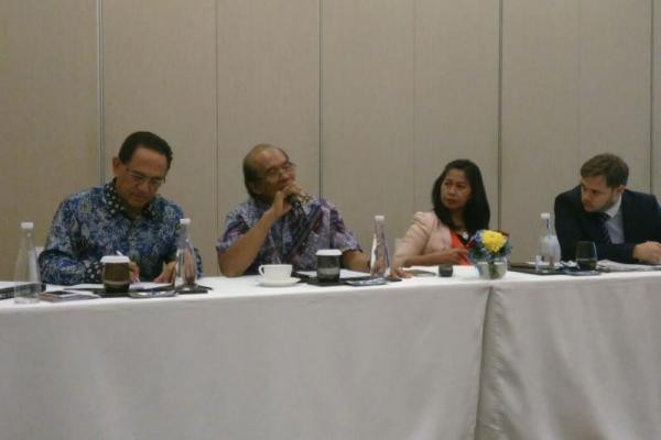Asosiasi Semen Indonesia meminta pemerintah menyerahkan masalah harga semen ke pasar.