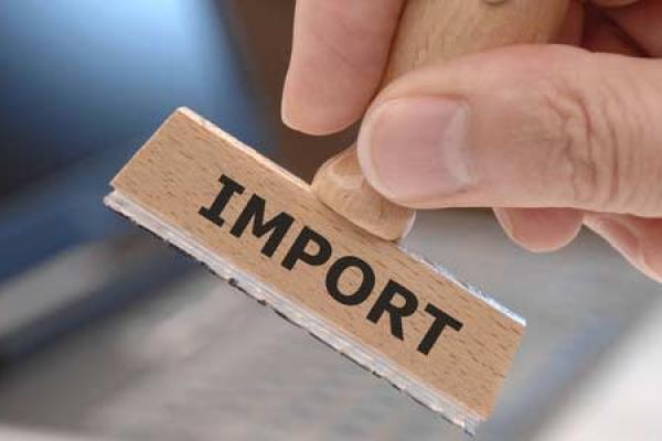 Munculnya peraturan larangan dan pembatasan (Lartas) impor bahan baku industri membuat khawatir para pelaku industri.