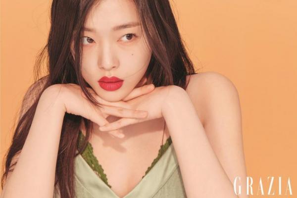 Beberapa waktu lalu, Sulli melakukan photo shoot dan interview bersama dengan majalah Grazia Dalam interview itu dia mendapatkan pertanyaan tentang hal yang paling disesalinya
