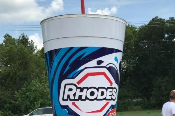 Sebuah toko yang berbasis di Missouri memecahkan rekor dunia dengan membangun gelas minuman