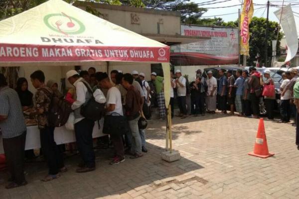 Ada pemandangan menarik setiap Jumat di halaman Gedung PP Muhammadiyah, Menteng, Jakarta Pusat.