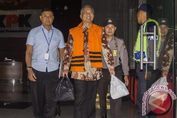 Salah satunya, suap itu diterima Tonny dari Adiputra terkait pengerjaan pengerukan pasir di pelabuhan Tanjung Mas, Semarang, Jawa Tengah.