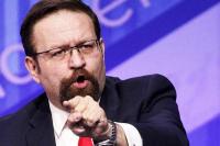 Wakil Asisten Direktur Donald Trump Mengundurkan Diri