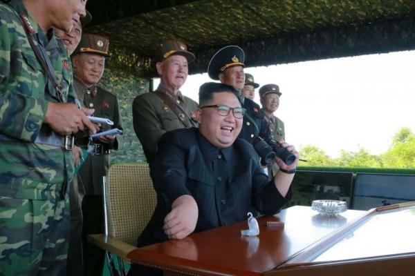 Kim memeriksa pengembangan senjata strategis negara terbaru di fasilitas uji dari lembaga ilmu pertahanan nasional. Meski begitu belum dijelaskan jenis atau nama senjata tersebut.