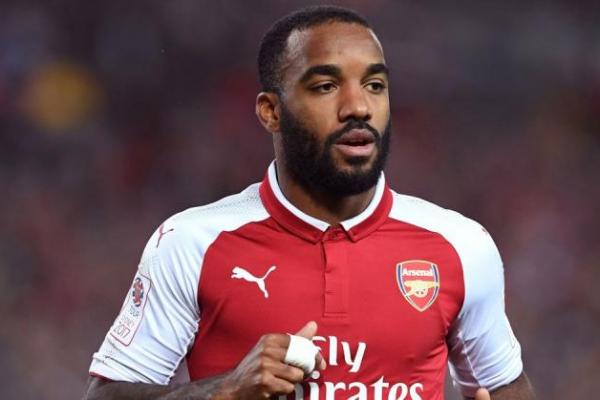 Real Madrid dikabarkan siap bertarung dengan rival sekota Atletico Madrid untuk mendapatkan tanda tangan striker Arsenal Alexandre Lacazette