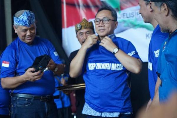 Gelar Asep ini diberikan karena Zulkifli Hasan dianggap sosok yang peduli dan perhatian pada identitas budaya Jawa Barat.