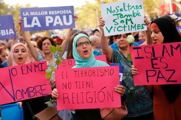 Tidak hanya diikuti oleh non-muslim, aksi damai di salah satu kota di Spanyol itu juga diramaikan oleh demonstran dari kalangan Muslim.