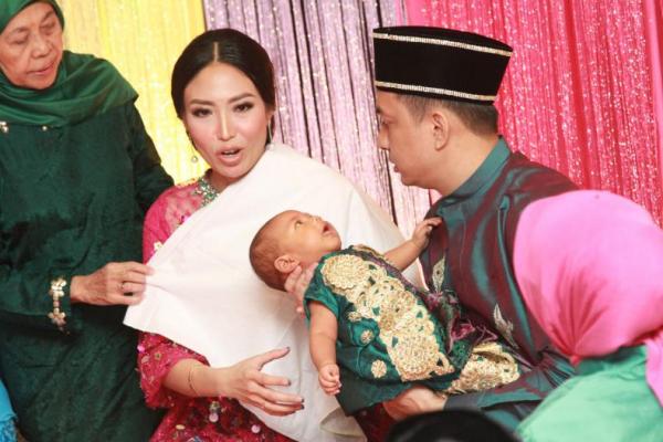 Host musik Dahsyat Ayu Dewi menggelar acara potong rambut putra keduanya yang lahir pada Jumat 7 Juli 2017 lalu acara itu dilakukan dengan menggunakan adat Gorontalo