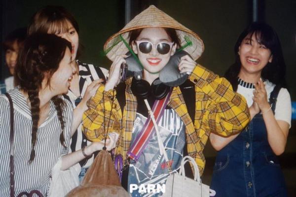 Twice Nayeon mengejutkan para fans dengan penampilannya yang aneh saat sampai di bandara internasional Incheon setelah melakukan jadwalnya di Vietnam