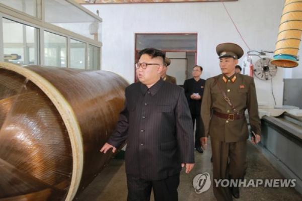 Pemimpin Korea Utara, Kim Jong-un yang sedang fokus pengembangan senjata selama aktivitas publiknya pada Juli dan Agustus 