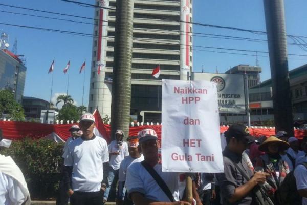 Aksi tersebut meminta ketegasan presiden Joko Widodo atas masuknya gula impor kuasai pasar konsumsi.