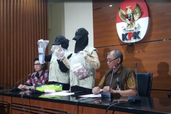 Uang dugaan suap itu ditemukan saat tim Satgas KPK mengamankan Monez (M) dan Imam Mahrodi (IM) selaku supir Amir.