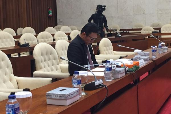 Direktur Penyidik Komisi Pemberantasan Korupsi (KPK) Brigjen Pol Aris Budiman dinilai telah membangkang perintah pimpinan KPK.