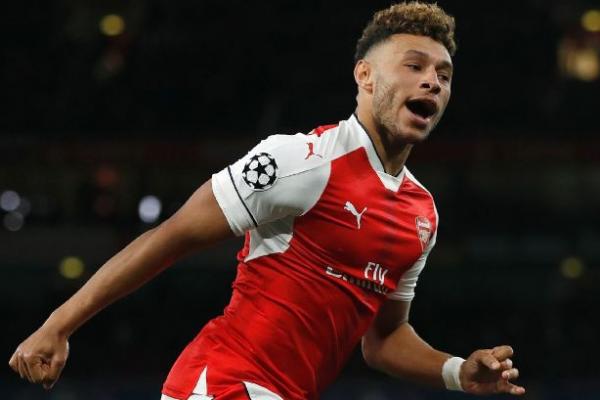 Gelandang sayap Arsenal Alex Oxlade-Chamberlain kabarnya menolak tawaran bermain di Chelsea.