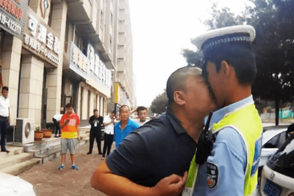 Seorang pria asal China ini melakukan hal yang sangat tak terduga setelah bertengkar dengan seorang polisi di sebuah tempat parkir