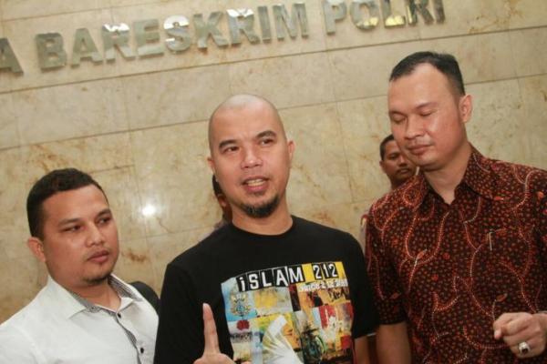 Nasib hukum musisi Ahmad Dhani akan ditentukan siang ini di Pengadilan Negeri Jakarta Selatan. Ditahan atau bebas?