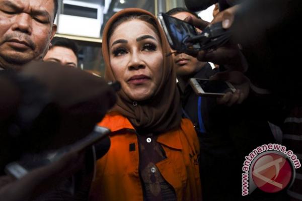 Siti Masitha dan Amir Mirza diduga menerima total uang korupsi sebesar Rp 5,1 Miliar dari tiga kasus korupsi tersebut dengan jangka waktu delapan bulan.