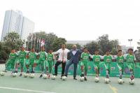 Menpora Lepas 10 Pesepakbola Usia Dini ke Barcelona