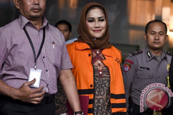 Siti Mashita yang mengklaim didukung oleh Partai Golkar, Partai Nasdem, Partai Hanura, dan PPP berpasangan dengan Amir Mirza Hutagalung yang juga kader Partai NasDem.