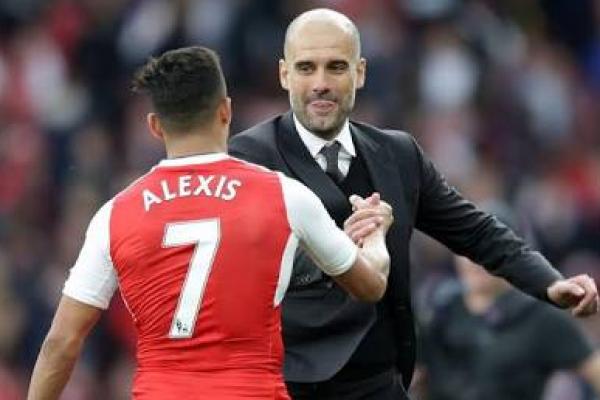 Pelatih Arsenal Arsene Wenger menyebut, saat ini Sanchez `setengah masuk, setengah keluar`.