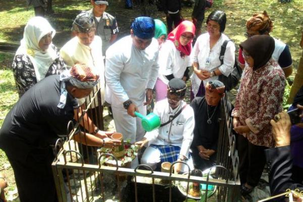 Tanah dan air dari petilasan Tirta Kahuripan ke Magelang.