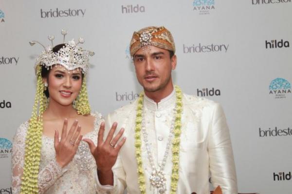Pasangan selebriti Raisa Adriana dan Hamish Daud Wilylie telah melepas masa lajang nya seusai menggelar akad nikah di Ayana hotel Midplaza Jakarta Pusat pada Minggu 