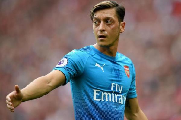 Pelatih beralasan, hilangnya nama Ozil dikarenakan pemain Jerman itu sedang mengalami cedera kaki, yang membuat dia berhalangan tampil.