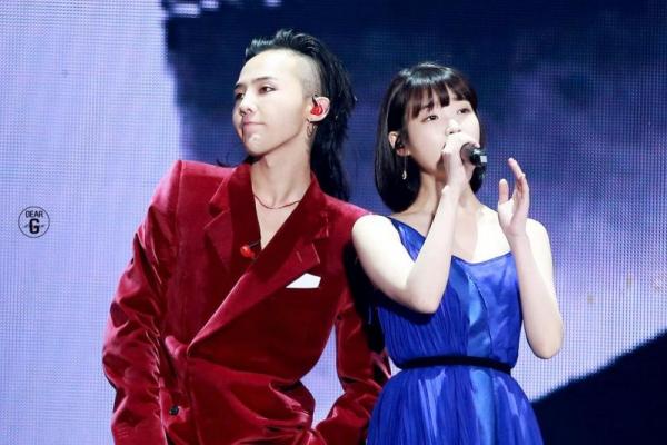 Pada konser solo G-Dragon penyanyi IU dan G-Dragon tampil bersama untuk membawakan hit mereka 