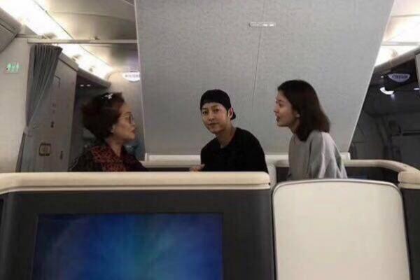 Foto terbaru yang beredar di dunia maya menunjukkan Song-song couple sedang berada di dalam pesawat untuk berlibur ke Los Angeles.