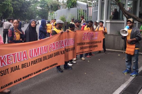 Ronne meyakini terdapat faktor lain yang membuat tim Pilkada DPP Hanura menerbitkan rekomendasi dukungan bagi calon bupati Jaya Wijaya Jhon Banua