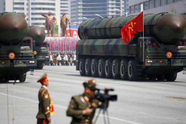 Korea Utara dikabarkan sedang menggerakkan rudal balistik antarbenuanya (ICBM) menuju pantai baratnya.