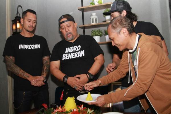 Film Warkop DKI Reborn: Jangkrik Boss Part 2 berhasil menembus angka 2.055.000 penonton Pemain Warkop DKI Reborn Indro Tora Sudiro dan Abimana pun menggelar syukuran atas kesuksesan yang diraih film mereka itu