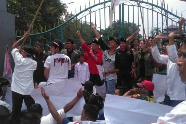 Aksi dipimpin langsung oleh Ketua DPD REPDEM Kabupaten Bogor, Dody Achdi Suhada yang datang bersama sekitar 500 massa PKL.