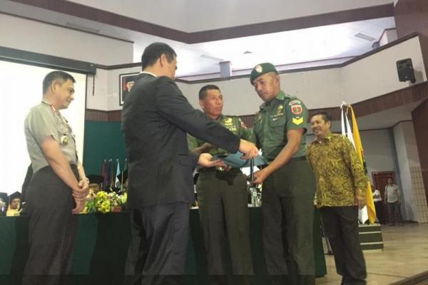 Menteri Pertanian Andi Amran Sulaiman memberikan apresiasi kepada Sersan Kepala Muhammad Darwis, Bintara Pembina Desa (Babinsa) 1412-03/Ranteangin, Kodim 1412/Kolaka, Sulawesi Tenggara