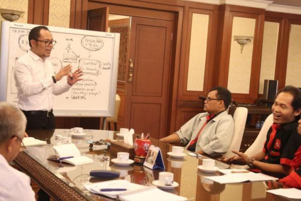 Hanif Dhakiri pun mengajak setiap elemen ketenagakerjaan, termasuk serikat pekerja/serikat buruh (SP/SB) untuk turut andil dalam meningkatkan daya saing nasional
